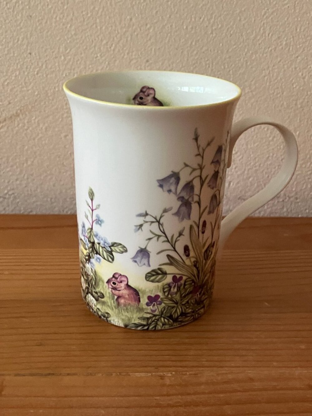 CROWN TRENT Staffordshire England Fine Bone China Mug White/3D Mouse picking 6oz